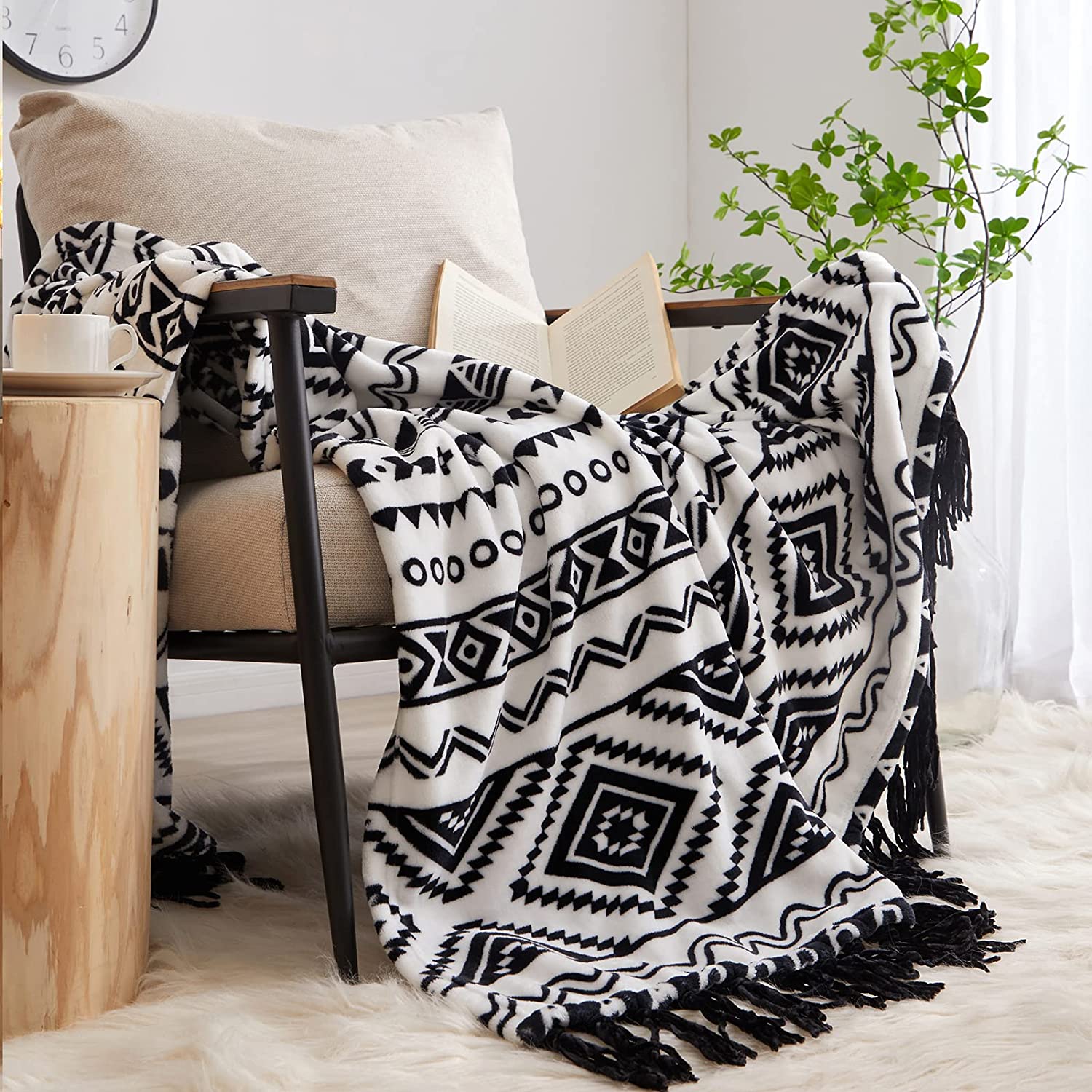 CASAAGUSTO Boho Throw Blanket - Black and White Decorative