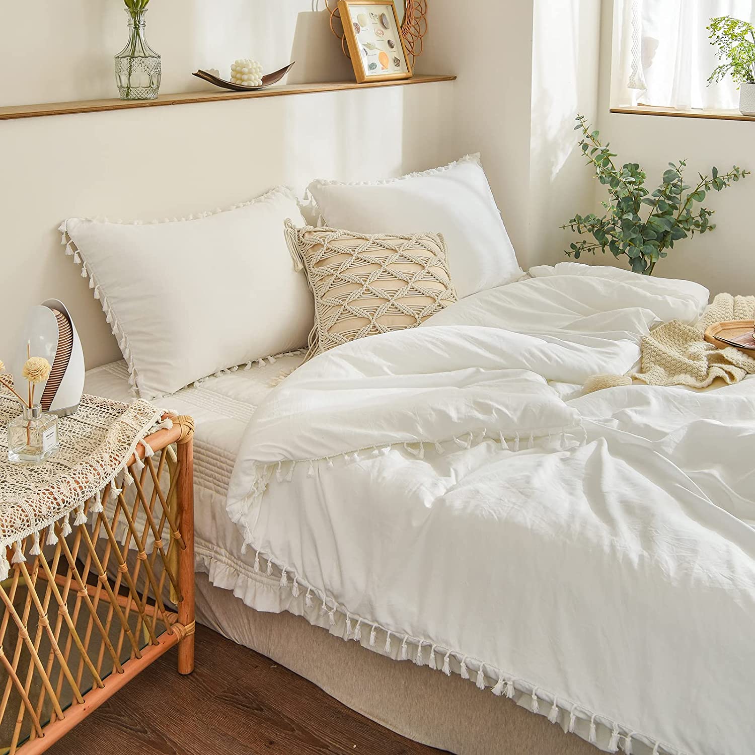 white tassel comforter